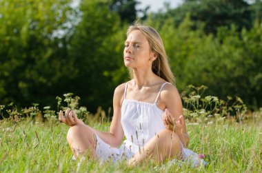 genç kadın doğada Yoga uygulamak