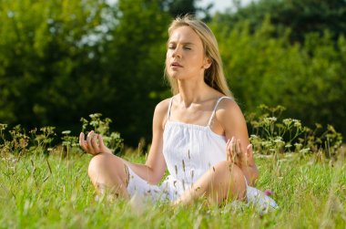 genç kadın doğada Yoga uygulamak