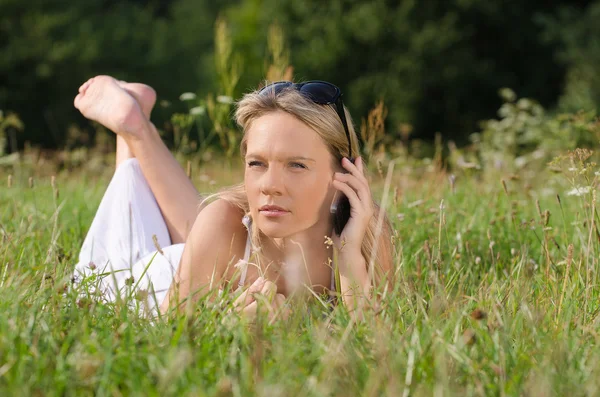 Jonge vrouw met mobiele telefoon — Stockfoto