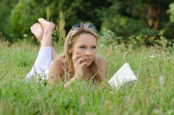 Young woman with mobile phone — Stock Photo, Image