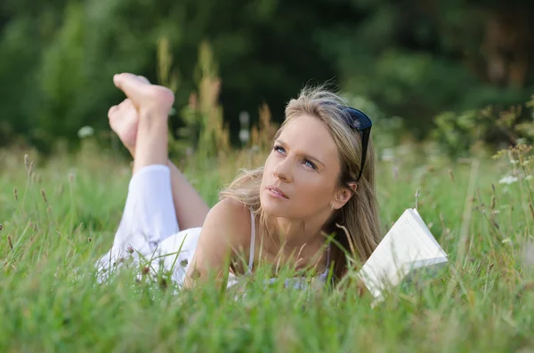 Jonge vrouw lezen boek — Stockfoto