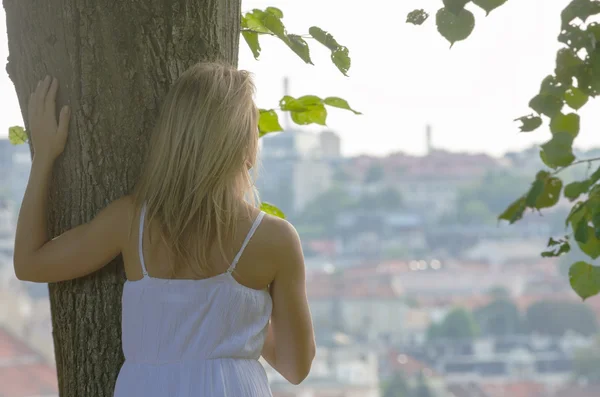 Mujer joven mirando a la ciudad de Vilna, Lituania —  Fotos de Stock