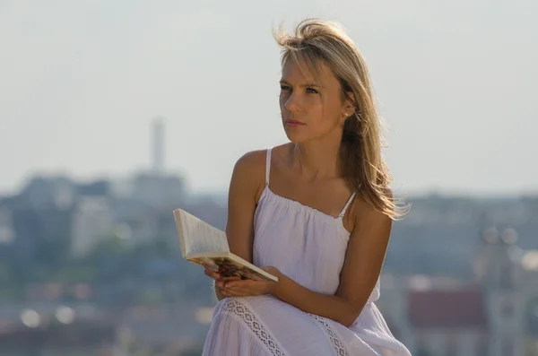 Young woman reading book in Vilnius, Lithuania — 图库照片