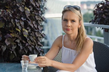 genç güzel kadın kahve içme