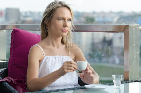 Young beautiful woman drinking coffee — Stock Photo, Image