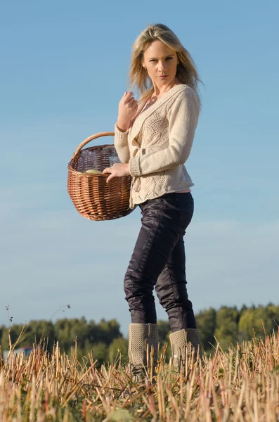 Mladá krásná žena s košíkem — Stock fotografie