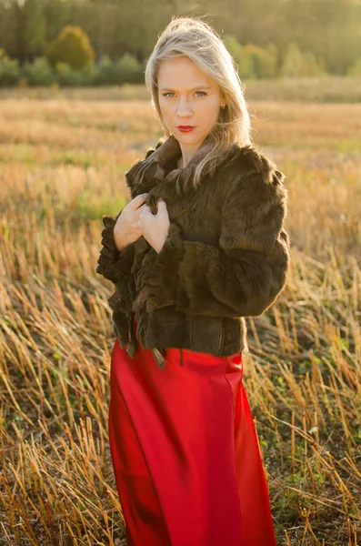 Jeune belle femme en plein air — Photo