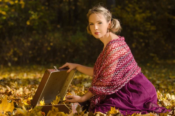 Herfst portret van jonge mooie vrouw, met een vintage portmanteau — Stockfoto