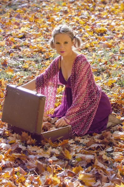 Herfst portret van jonge mooie vrouw, met een vintage portmanteau — Stockfoto