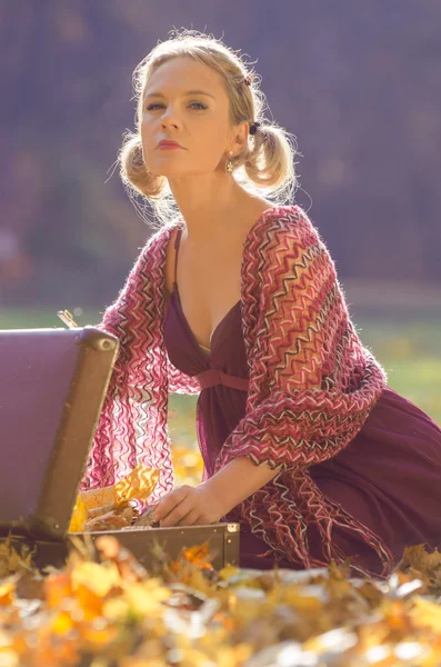 Herfst portret van jonge mooie vrouw, met een vintage portmanteau — Stockfoto