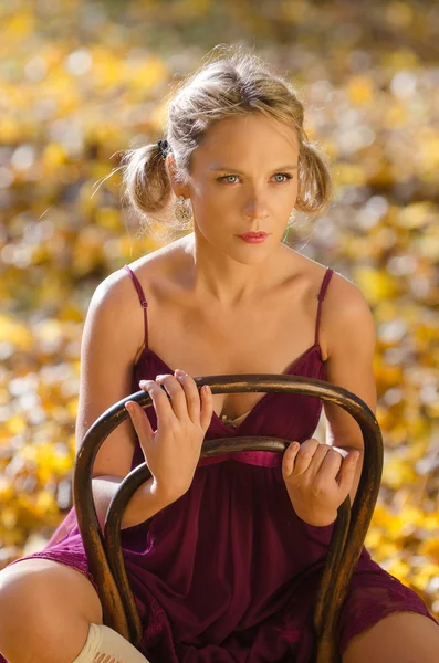 Herfst portret van jonge mooie vrouw op een vintage stoel — Stockfoto