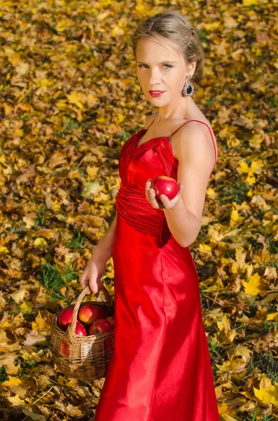 Herfst portret van sexy vrouw met appels — Stockfoto