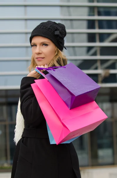 Young woman with shopping bags in Vilnius, Lithuania — Stock Photo, Image