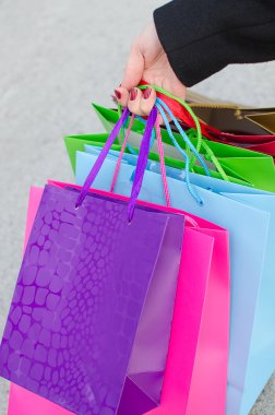 alışveriş torbaları ile genç kadının vücut parçaları