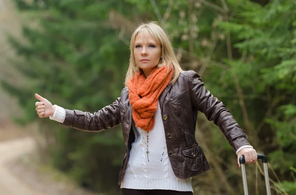 Pretty girl hitchhiking — Stock Photo, Image