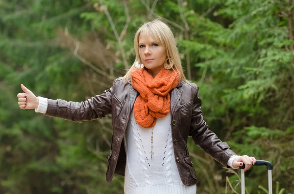 Pretty girl hitchhiking — Stock Photo, Image