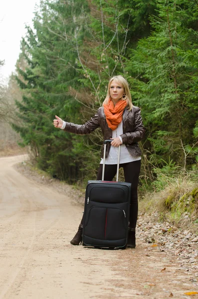 Pretty girl hitchhiking — Stock Photo, Image