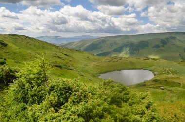 (Ukrayna Karpat dağlarında dağ gölleri)