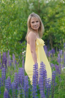 acı bakla alan genç güzel kadın