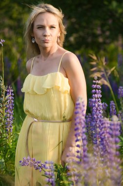 acı bakla alan genç güzel kadın