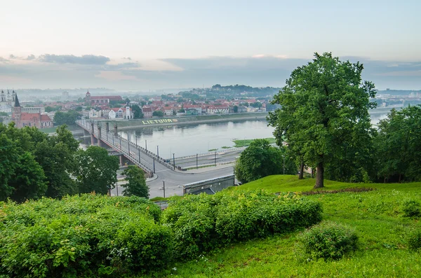 Lituania. El casco antiguo de Kaunas en la niebla — Foto de Stock