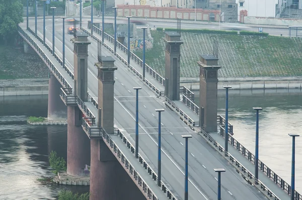 Kaunas, Litauen. Vytautas stort (aleksotas) bron i dimman — Stockfoto
