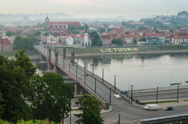 Lituania. El casco antiguo de Kaunas en la niebla — Foto de Stock