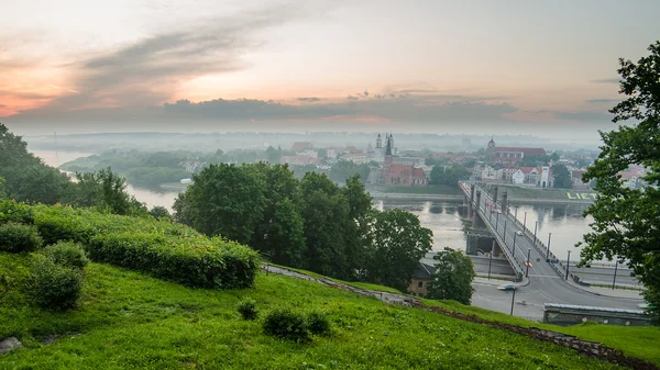 Litouwen. de oude stad Kaunas in de mist — Stockfoto