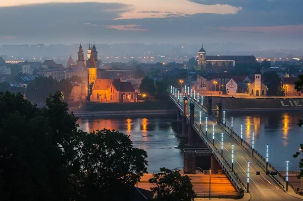 Litauen. Kaunas gamla stadsdel i dimman — Stockfoto