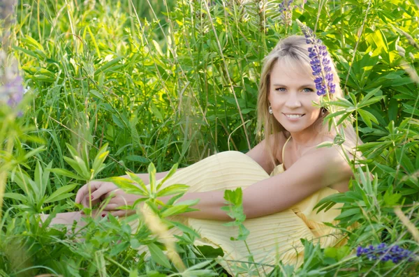 羽扇豆的外地年轻美丽的女人 — 图库照片