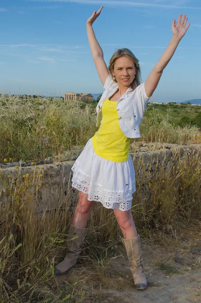 Junge schöne Frau in der antiken Stadt — Stockfoto