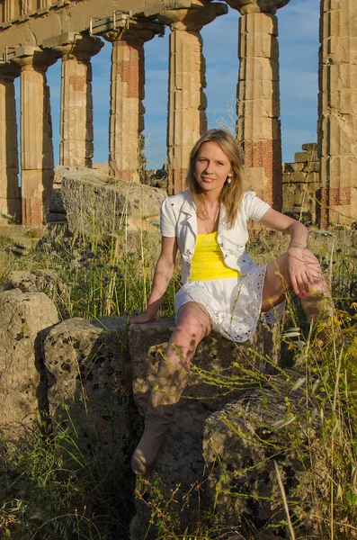 Mladá krásná žena v antické město — Stock fotografie