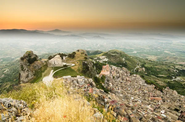 Mountain town Caltabellotta (Sicily, Italy) in the morning — Stock Photo, Image