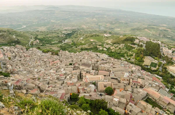 Montanha cidade Caltabellotta (Sicília, Itália) de manhã — Fotografia de Stock