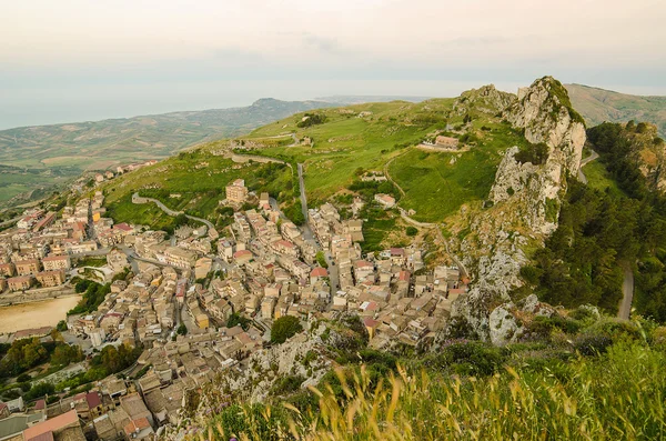 Città di montagna Caltabellotta (Sicilia, Italia) al mattino — Foto Stock