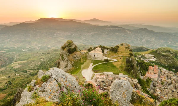 Bergstadt caltabellotta (Sizilien, Italien) am Morgen. Kirche von san salvatore — Stockfoto