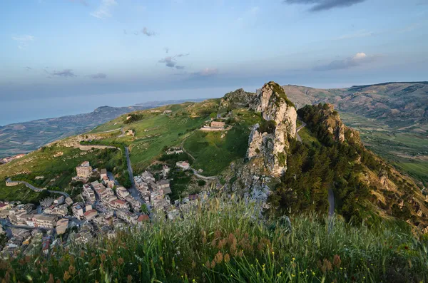 Hegyi város caltabellotta (Szicília, Olaszország)-reggel — Stock Fotó