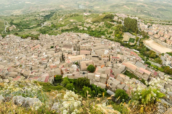 Bergstadt caltabellotta (Sizilien, Italien) am Morgen — Stockfoto