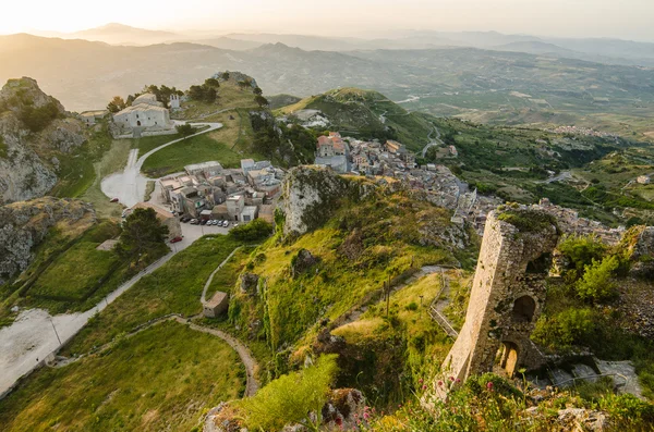 Hegyi város caltabellotta (Szicília, Olaszország) reggel. templom san salvatore — Stock Fotó