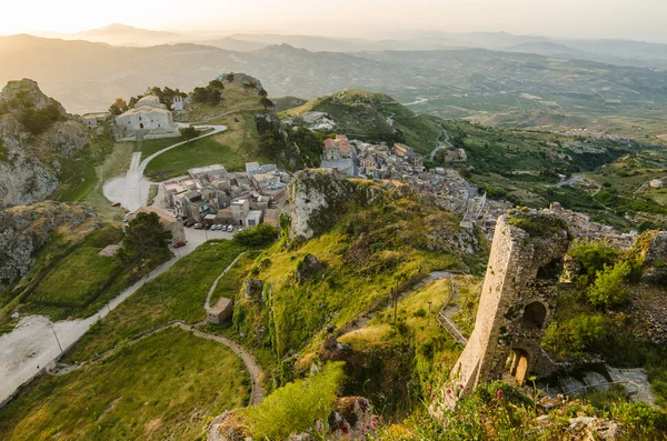 Βουνό πόλη caltabellotta (Σικελία, Ιταλία) το πρωί. Εκκλησία του san salvatore — Φωτογραφία Αρχείου