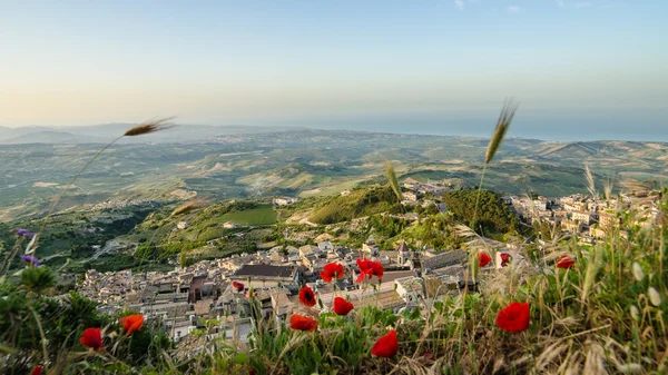 Ciudad de montaña Caltabellotta (Sicilia, Italia) por la mañana —  Fotos de Stock