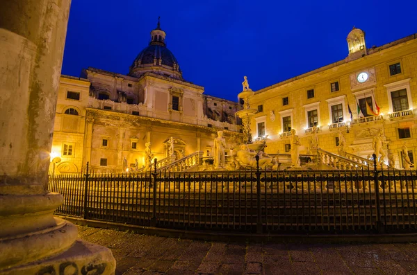 Piazza pretoria in palermo, sizilien. frühmorgens — Stockfoto