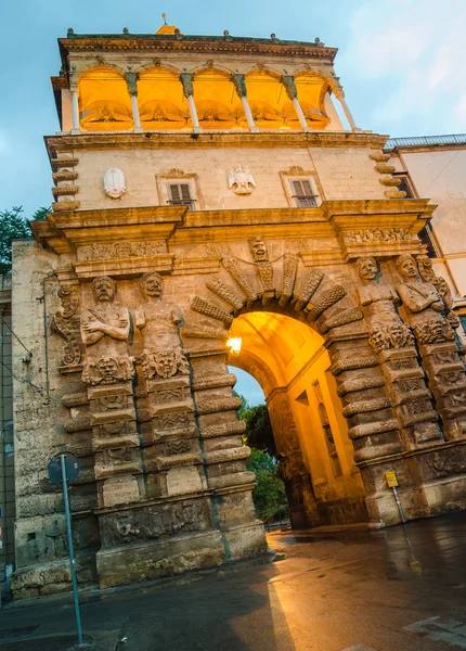 Porta nuova. Stadttor in Palermo, Sizilien — Stockfoto
