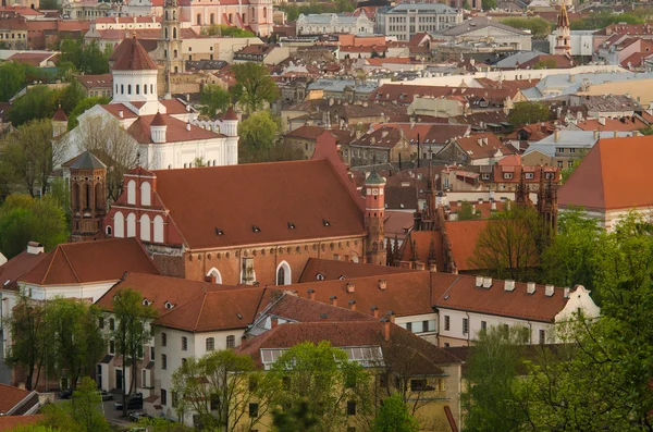 Литва. Старый город Вильнюса весной . — стоковое фото