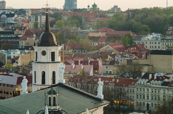 Litauen. Vilnius gamla stan under våren — Stockfoto