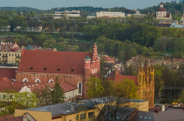 Церковь Св. Анны и церковь Бернардина в Вильнюсе, Литва — стоковое фото
