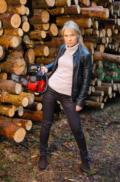 Młoda ładna kobieta z ogromną czerwoną chainsaw — Zdjęcie stockowe