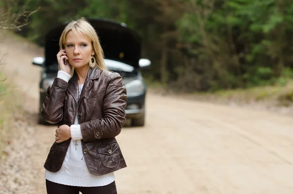 Woman at broken car with mobile phone — Stock Photo, Image