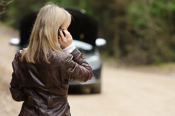 Mulher em carro quebrado com telefone celular — Fotografia de Stock