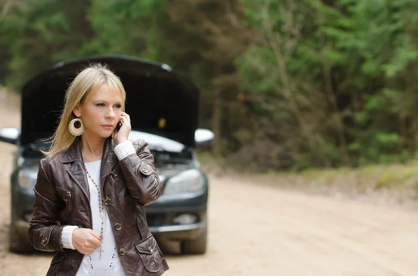 Woman at broken car with mobile phone — Stock Photo, Image